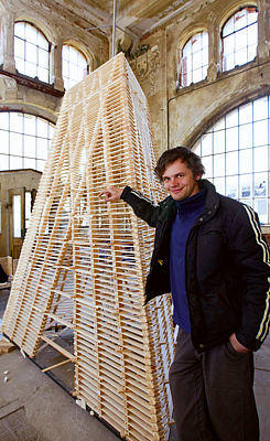 Před měsícem Jan Mach prožil s partou studentů hodně veselí při sestavování dřevěných exponátů pro bienále architektury v Benátkách (model Věže Bára II, Chrudim, Podhůra). 